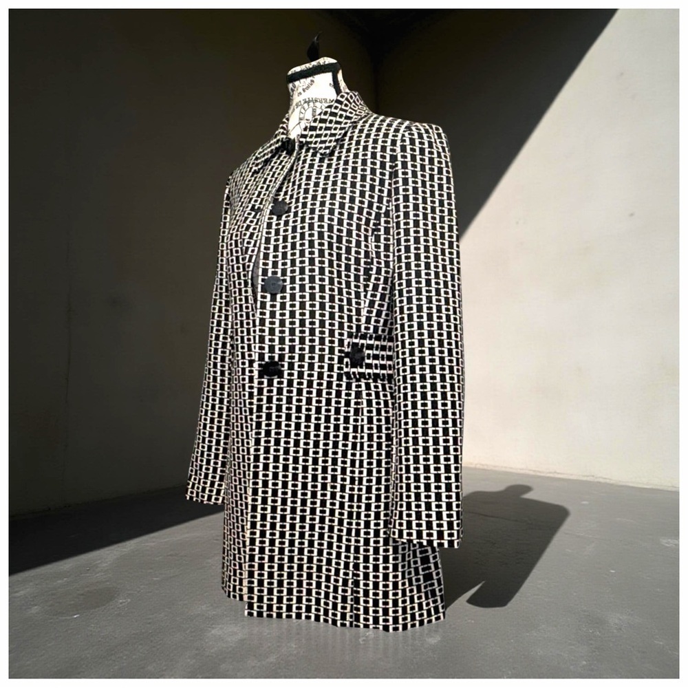 Classiques Entier Geometric Trench Coat | Timeless Tailored Elegance - Picture 5 of 12